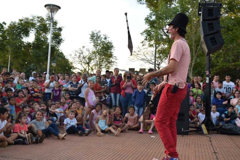 Poca Sopa haciendo malabares frente a los niños