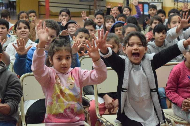 Niños disfrutando del show