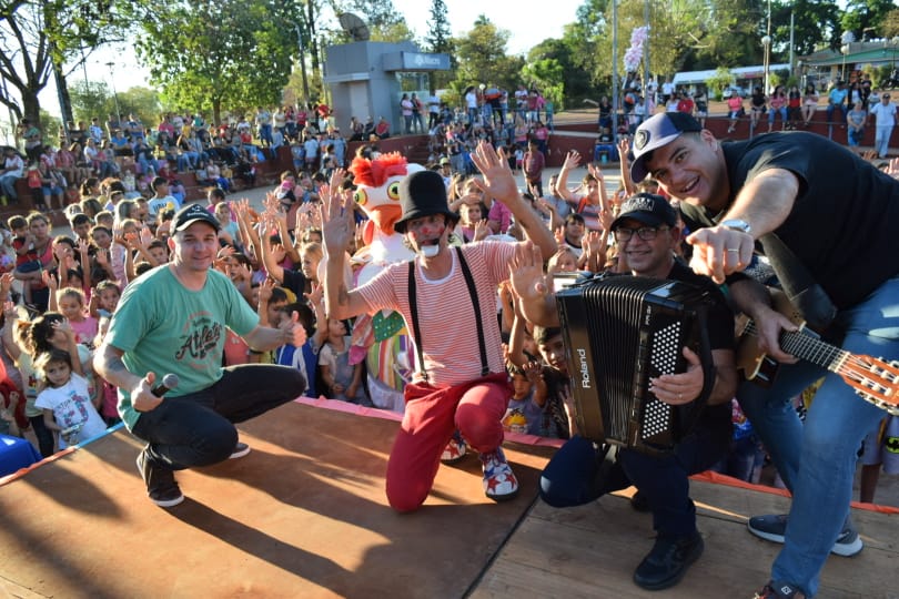 selfie integrantes de Suena Sanfona, el payaso Poca Sopa y los niños que asistieron al show