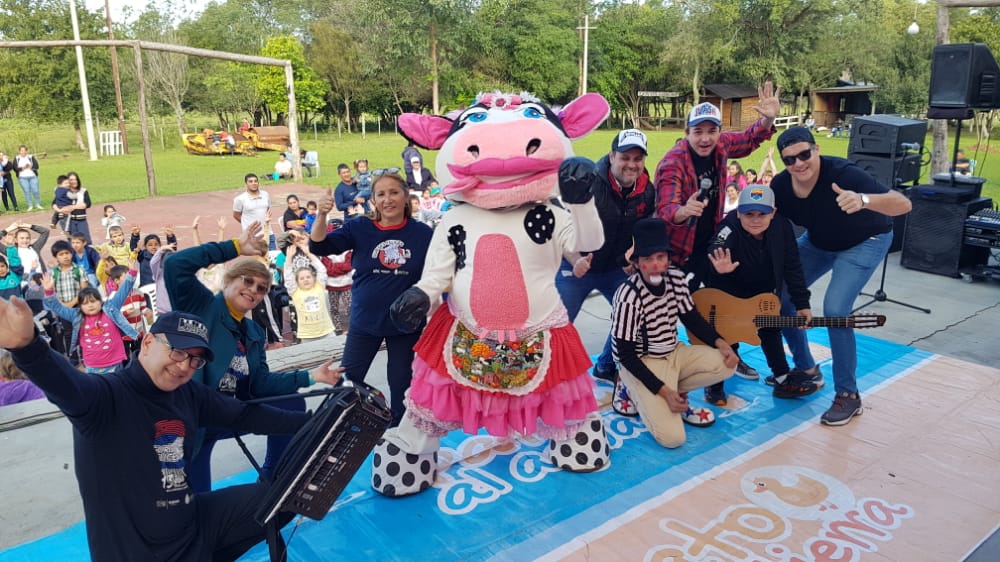 selfie del equipo de Gurises Felices con la Vaca Lola y los niños presentes