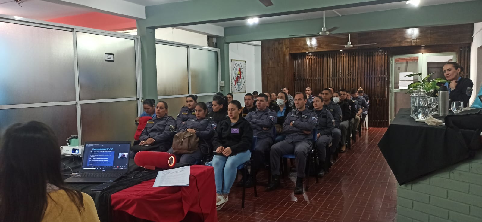 personal del Servicio Penitenciario presenciando la charla del curso.