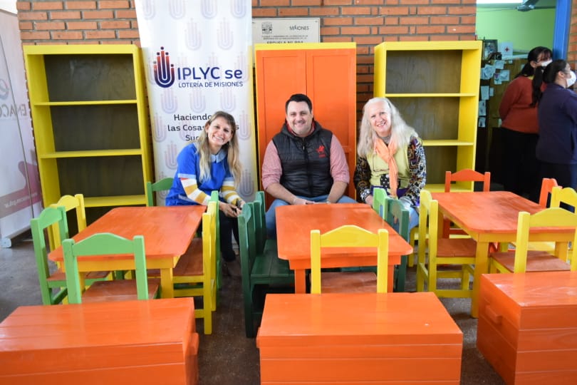 Marcelo Ledesma junto a dos docentes con el mobiliario de los jardines.