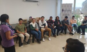 Mabel Pezoa charlando con jóvenes aspirantes a ingresar al Ejército Argentino