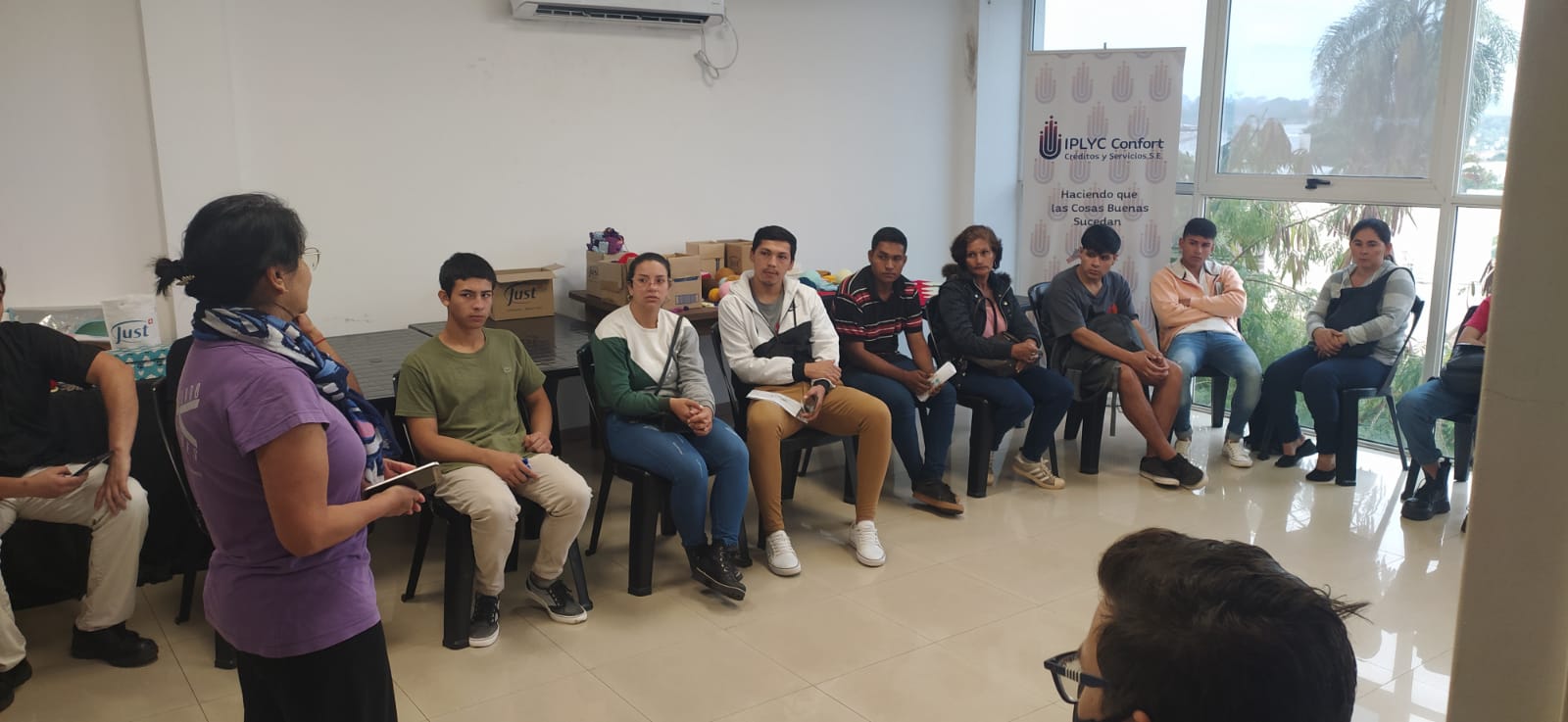 Mabel Pezoa charlando con jóvenes aspirantes a ingresar al Ejército Argentino