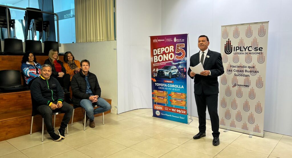 Héctor Javier Corti, Héctor Decut y Ricardo Vera en la sala de sorteos, durante el sorteo