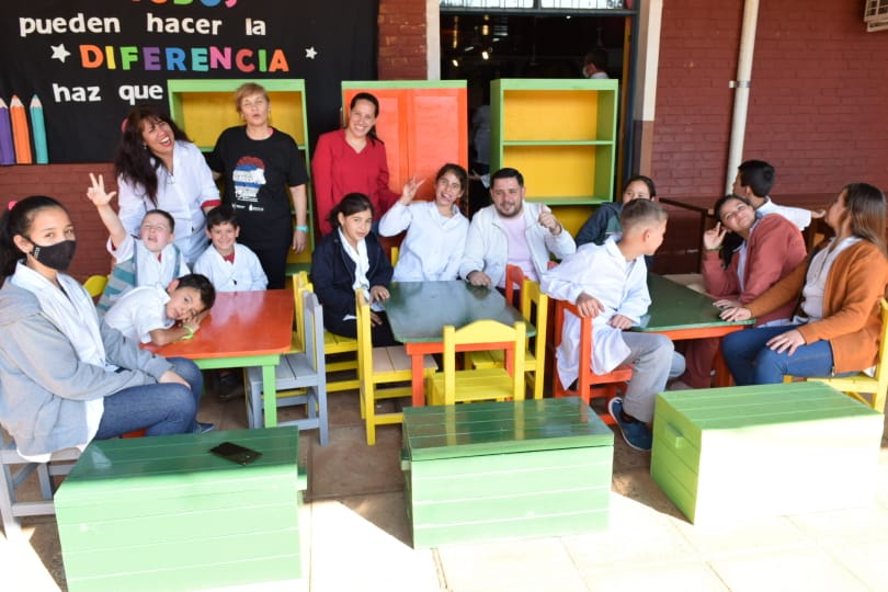 alumnos y docentes usando su nuevo mobiliario infantil