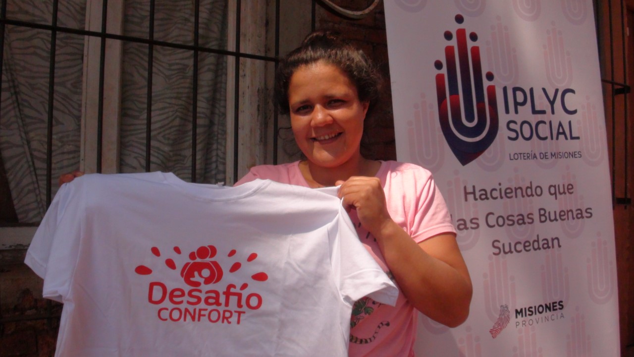 Beatriz Soledad Ferreira muestra una remera de Desafío Confort