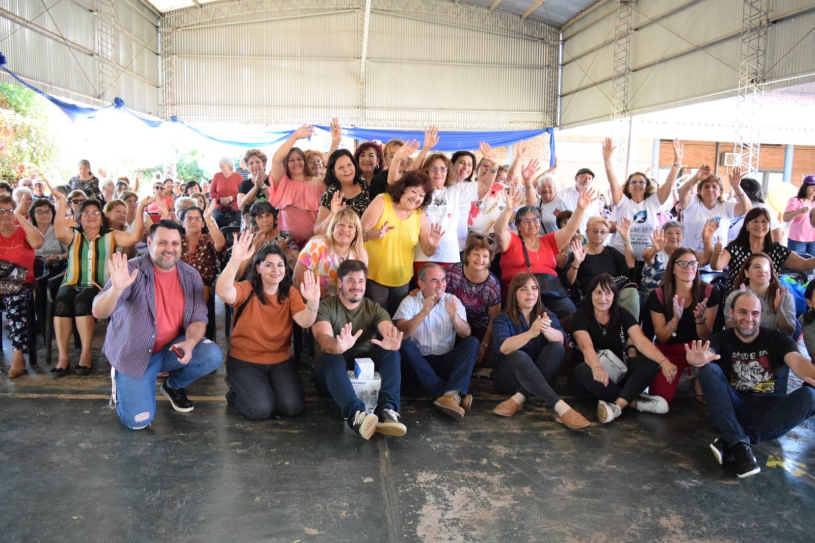 equipo de IPLyC Social y abuelos del centro de jubilados saludan a la cámara