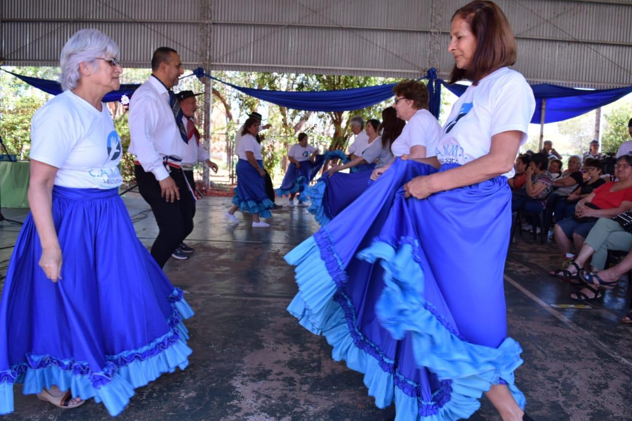 parejas bailando vestidos con trajes folklóricos