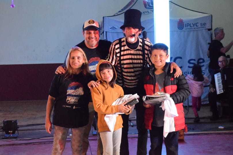 Niños del Hogar de día con sus premios junto a Marcelo Ledesma y Poca Sopa