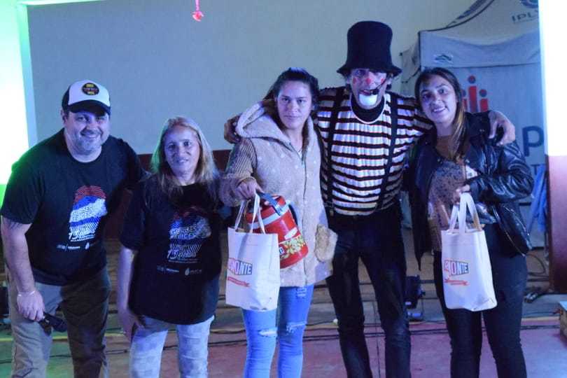 Niños del Hogar de día con sus premios junto a Marcelo Ledesma y Poca Sopa