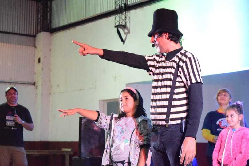 niños participando de un juego con Poca Sopa