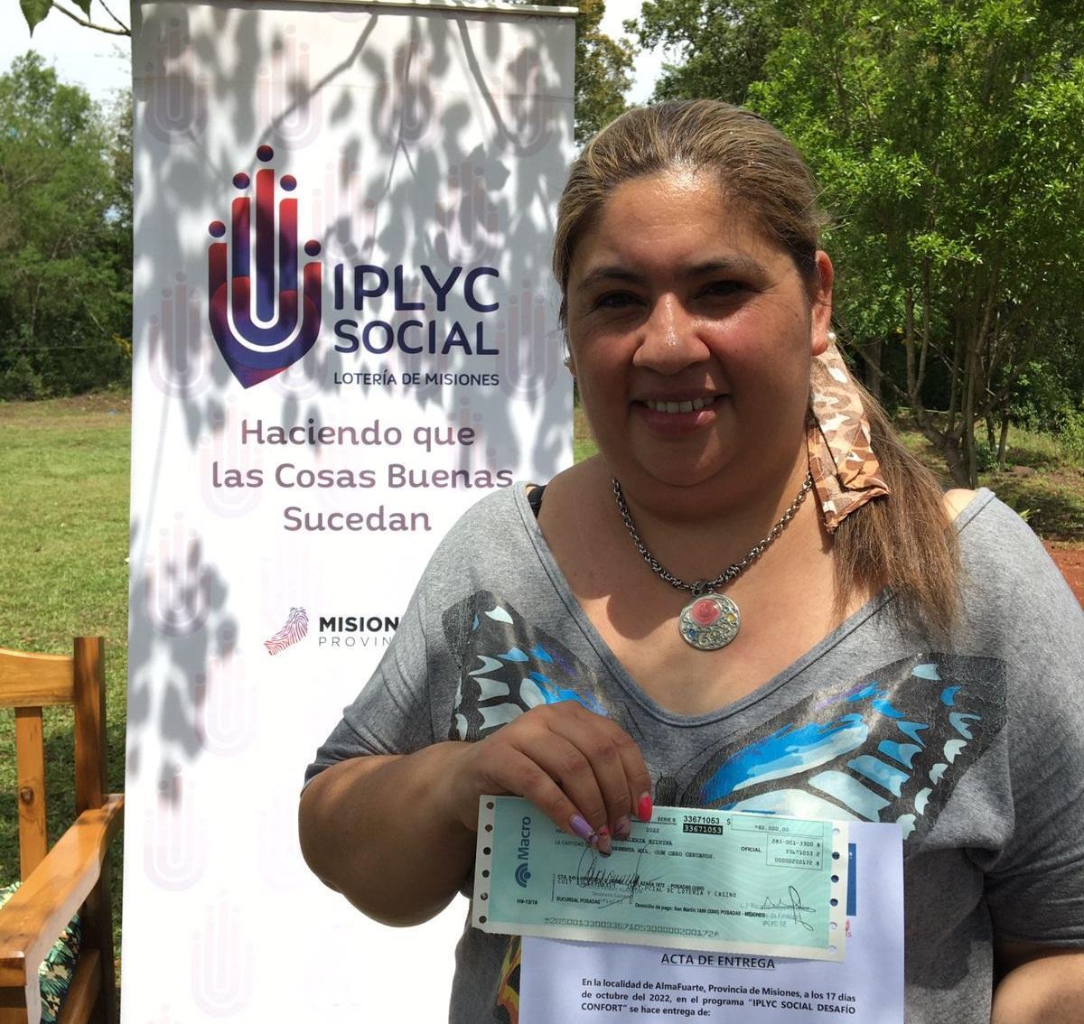 Valeria Insaurralde muestra su cheque
