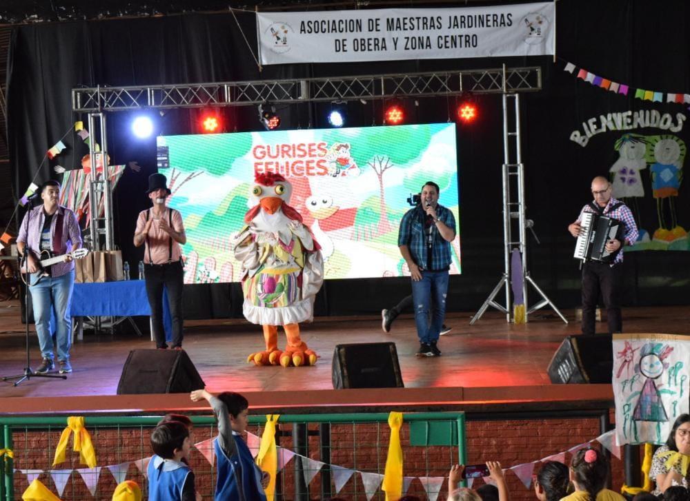 la Gallina Turuleca, el payaso Poca Sopa y demás integrantes de Gurises Felices cantan en el escenario