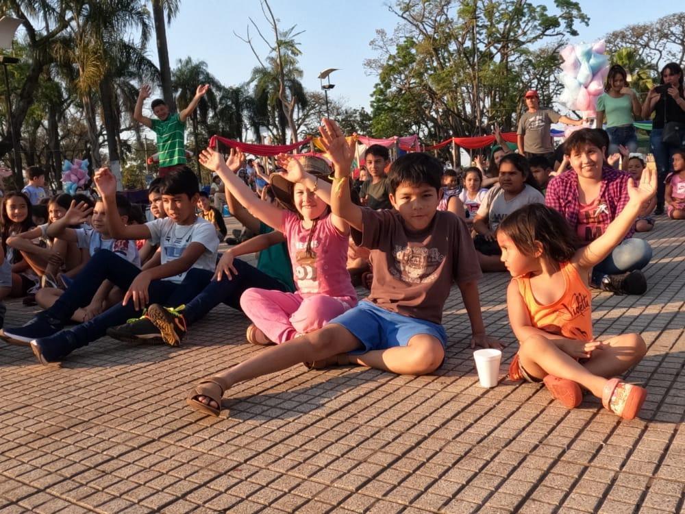 niños saludando a la cámara