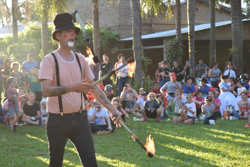 Poca Sopa hace malabares con fuego para el púbico que mira atento