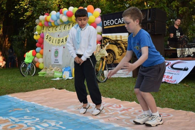 dos niños participan de un juego de piso