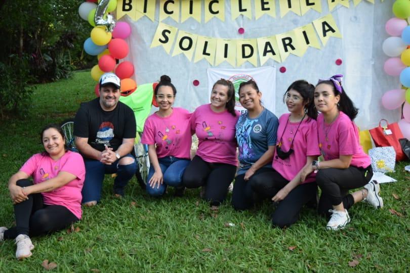 Marcelo Ledesma con chicas del hogar Hayes 