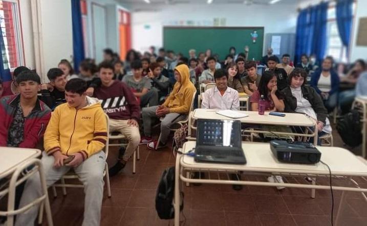 alumnos en el aula durante la charla en Candelaria