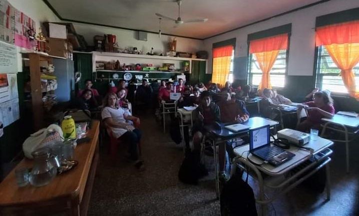 alumnos en el aula durante la charla en Capioví