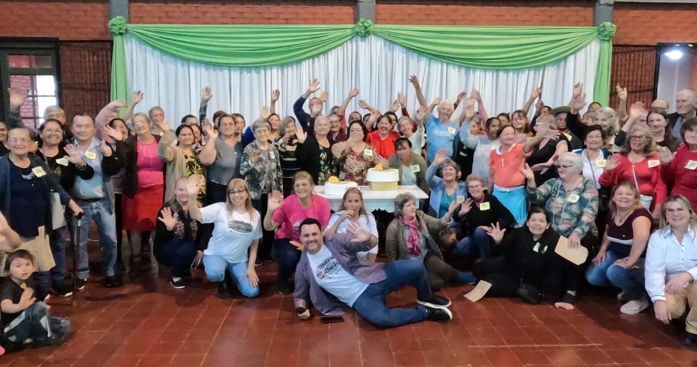 equipo de IPLyC Social junto a los participantes de la reunión saludan a la cámara