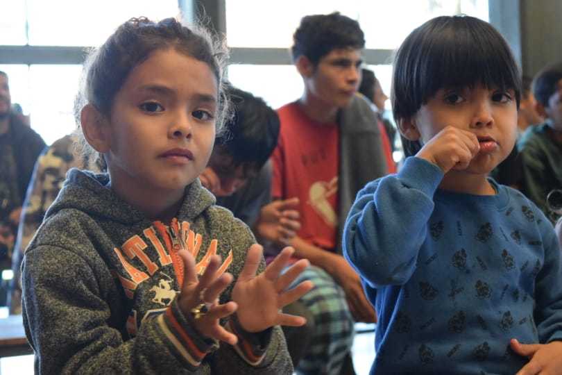 Niños del Hogar de día disfrutando el show