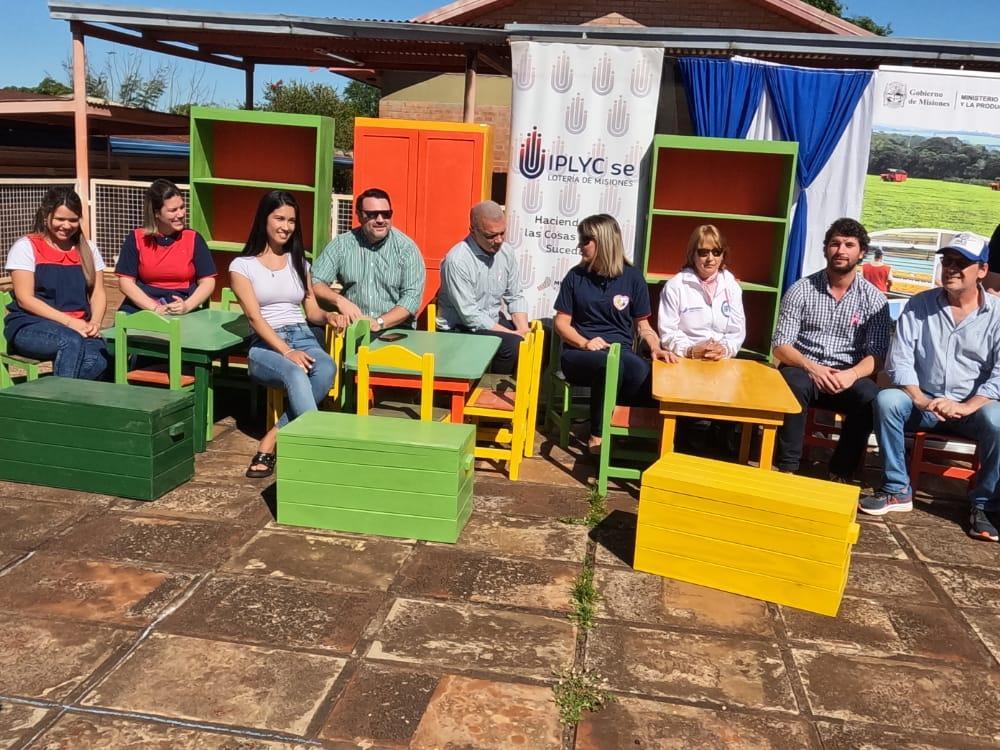 Marcelo Ledesma y docentes con el kit de mobiliario entregado