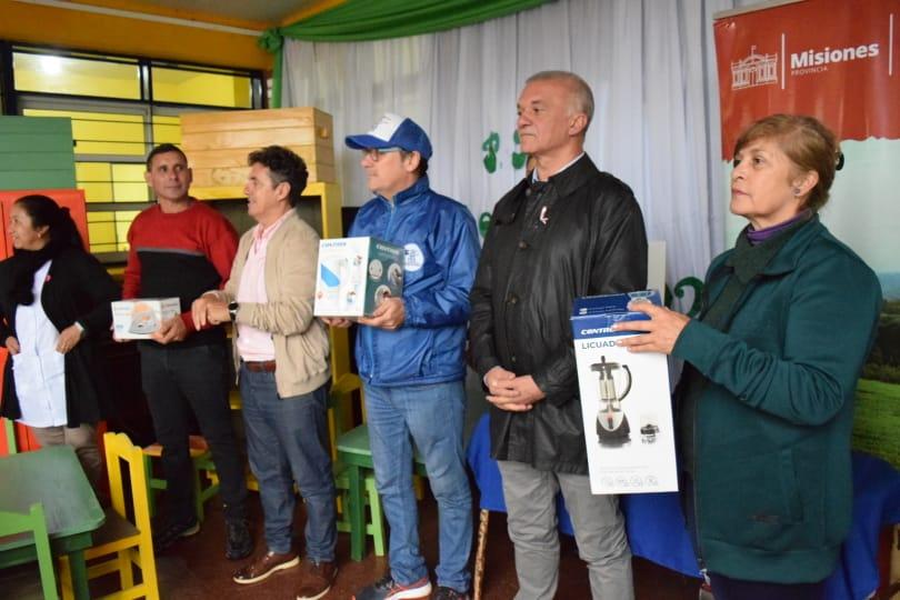 entrega de mobiliario y pequeños electrodomésticos de manos del equipo de IPLyC Social