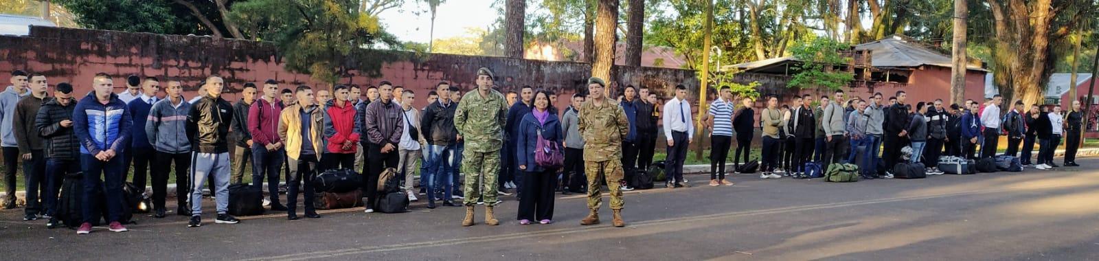 Mabel Pezoa junto a dos integrantes del Ejército Argentino y los ingresantes