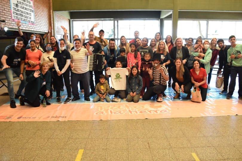 Equipo de Gurises Felices con niños del Hogar de día, saludando