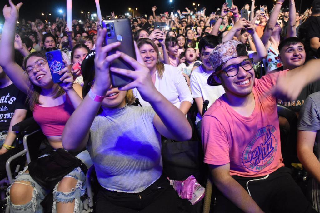 grupo de personas con discapacidad y sus acompañantes que vinieron al show, en el sector accesible destinado para ellos