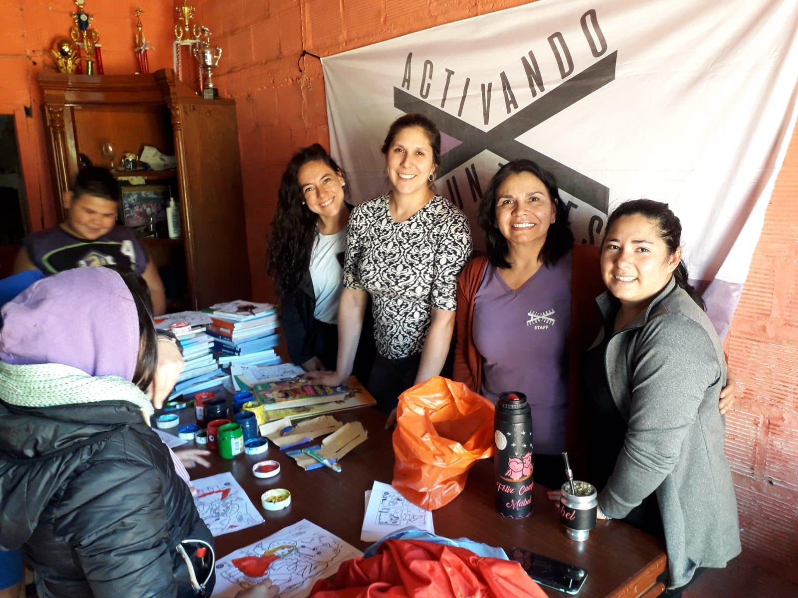 Mabel Pezoa y equipo de colaboradoras junto a los niños en plena tarea de realizar sus dibujos