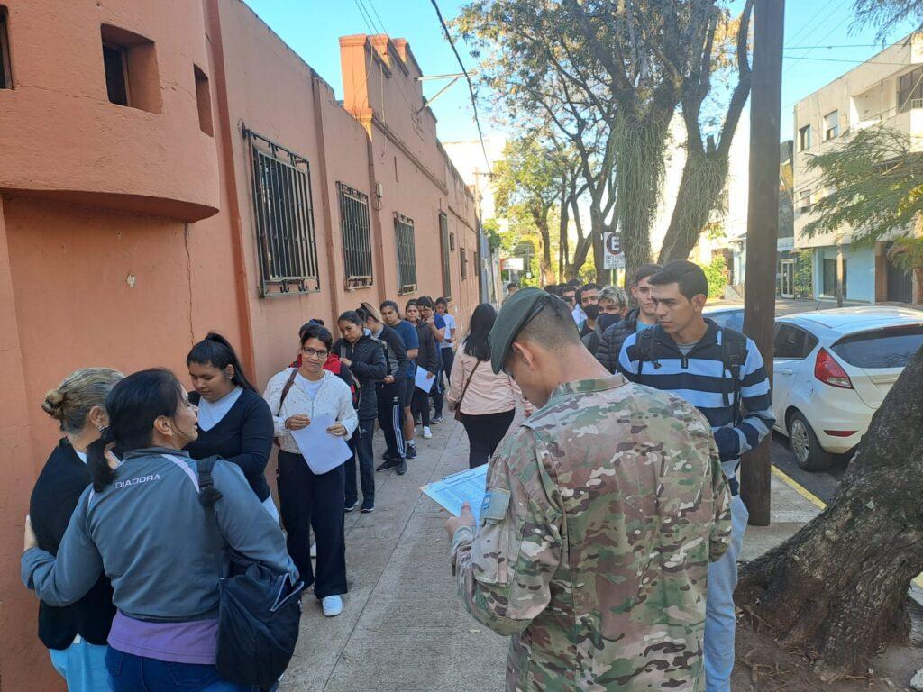 Mabel Pezoa y un integrante del Ejército Argentino reciben al grupo de ingresantes