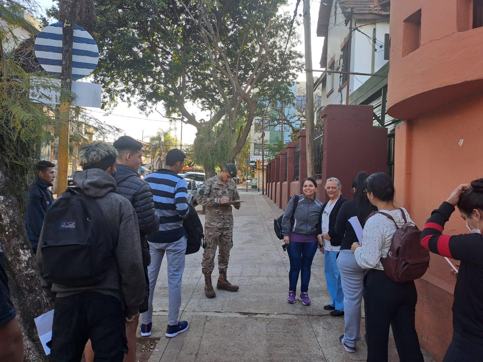 Mabel Pezoa y un integrante del Ejército Argentino reciben al grupo de ingresantes