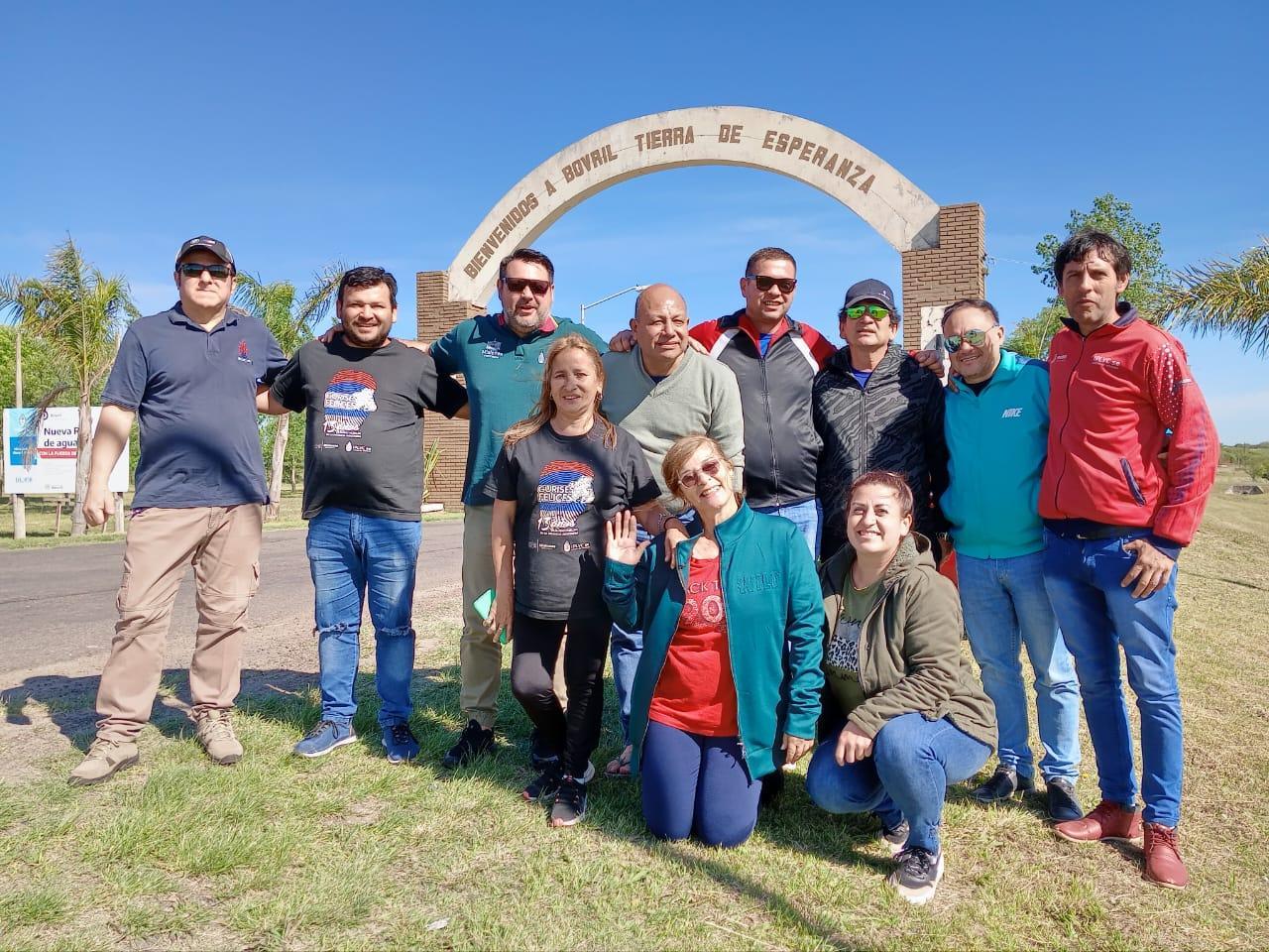 Equipo de Gurises Felices en el arco de entrada de la localidad de Bovril