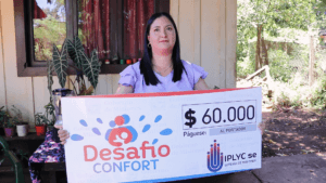 Janina Céspedes muestra su cheque