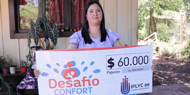 Janina Céspedes muestra su cheque