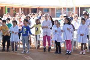 los niños aplauden y cantan durante el show