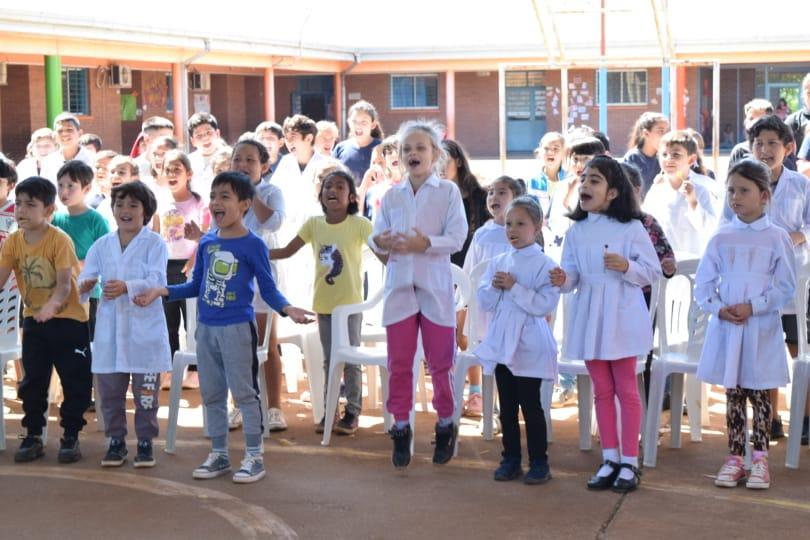 los niños aplauden y cantan durante el show