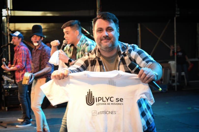 Marcelo Ledesma muestra remera con logos del IPLyC SE y Gobierno de Misiones