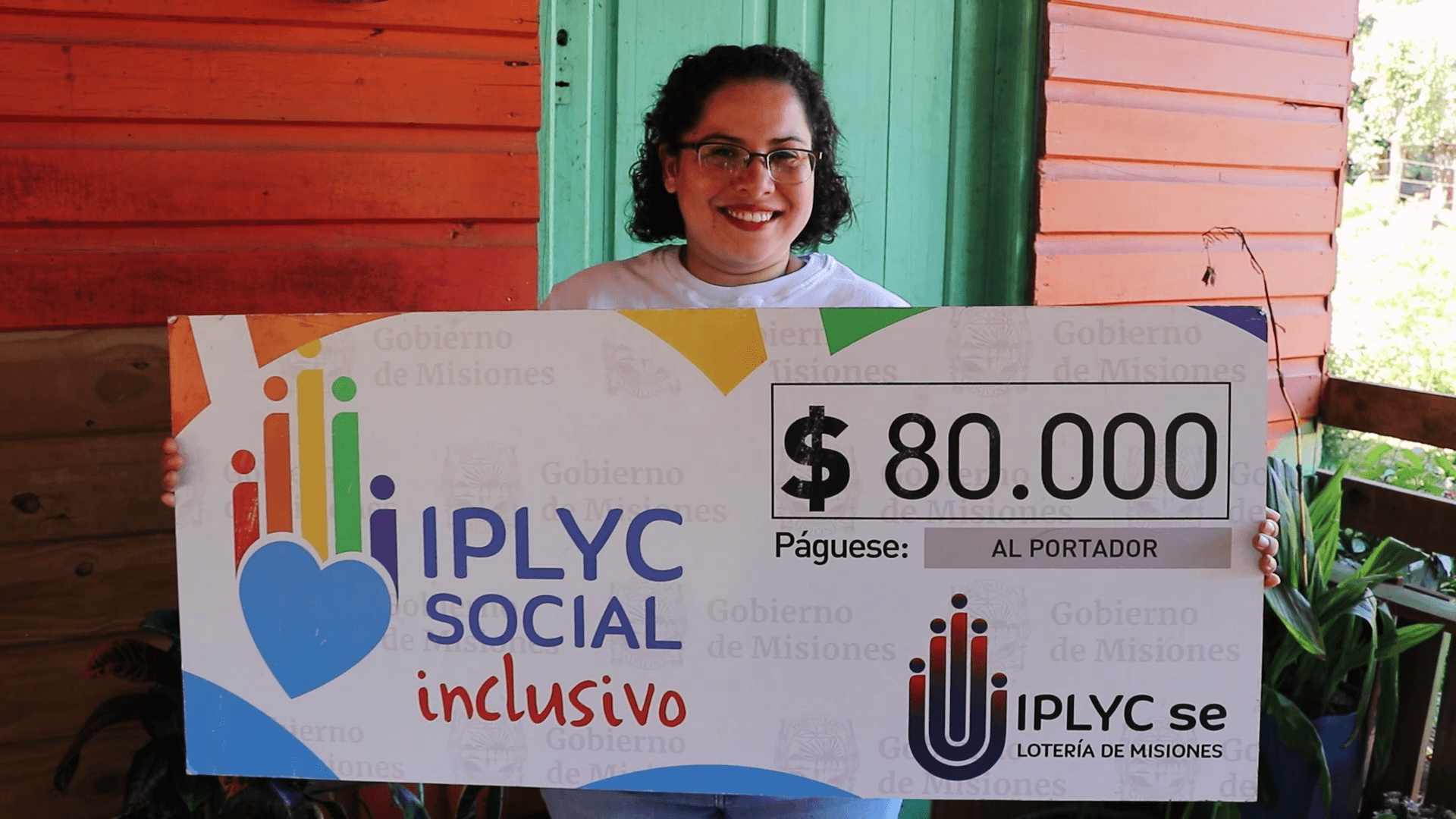 Eugenia Damicel Ivo, muestra su cheque