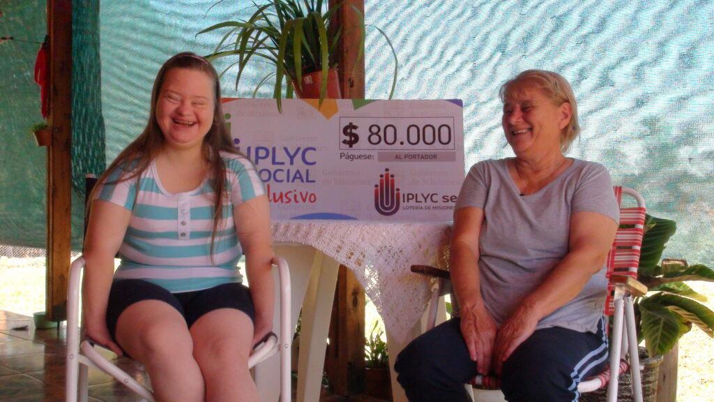 Luciana Bongers junto a su mamá muestran sonrientes su cheque
