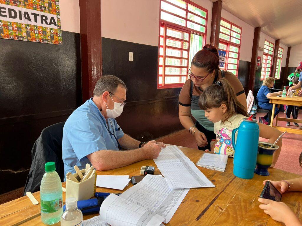 niña es atendida por un médico