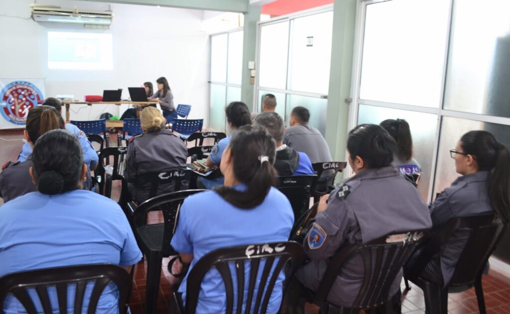 Personal del Servicio Penitenciario Provincial durante la charla de capacitación