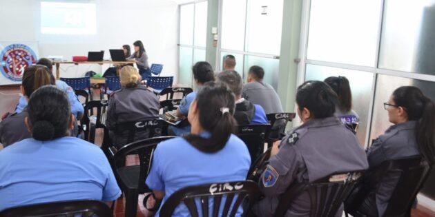 Personal del Servicio Penitenciario Provincial durante la charla de capacitación