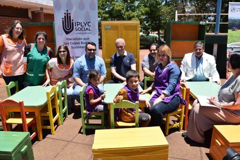 docentes, niños y equipo de IPLyC Social muestran kit de mobiliario recibido