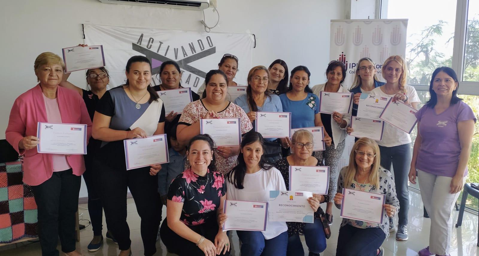 las voluntarias junto a Mabel Pezoa y Natalia Mascheroni, muestran su certificado de capacitación