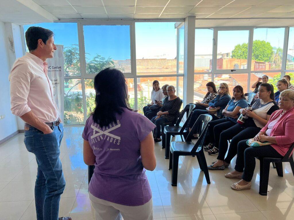 Héctor Decut y Mabel Pezoa charlan con las voluntarias que participaron de la capacitación