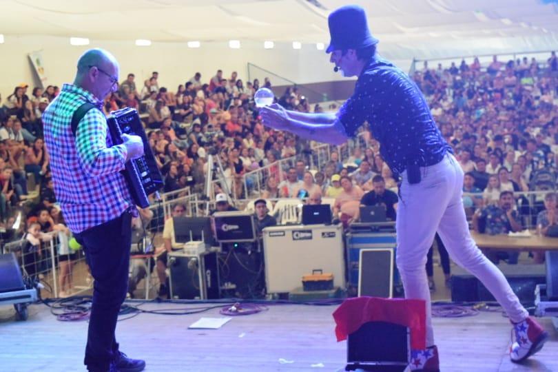 Poca Sopa hace malabares con esfera de cristal acompañado del acordeonista de Suena Sanfona, frente al público