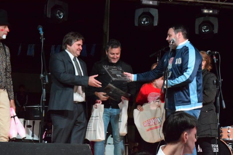 Marcelo Ledesma entrega placa de reconocimiento a organizadores del evento